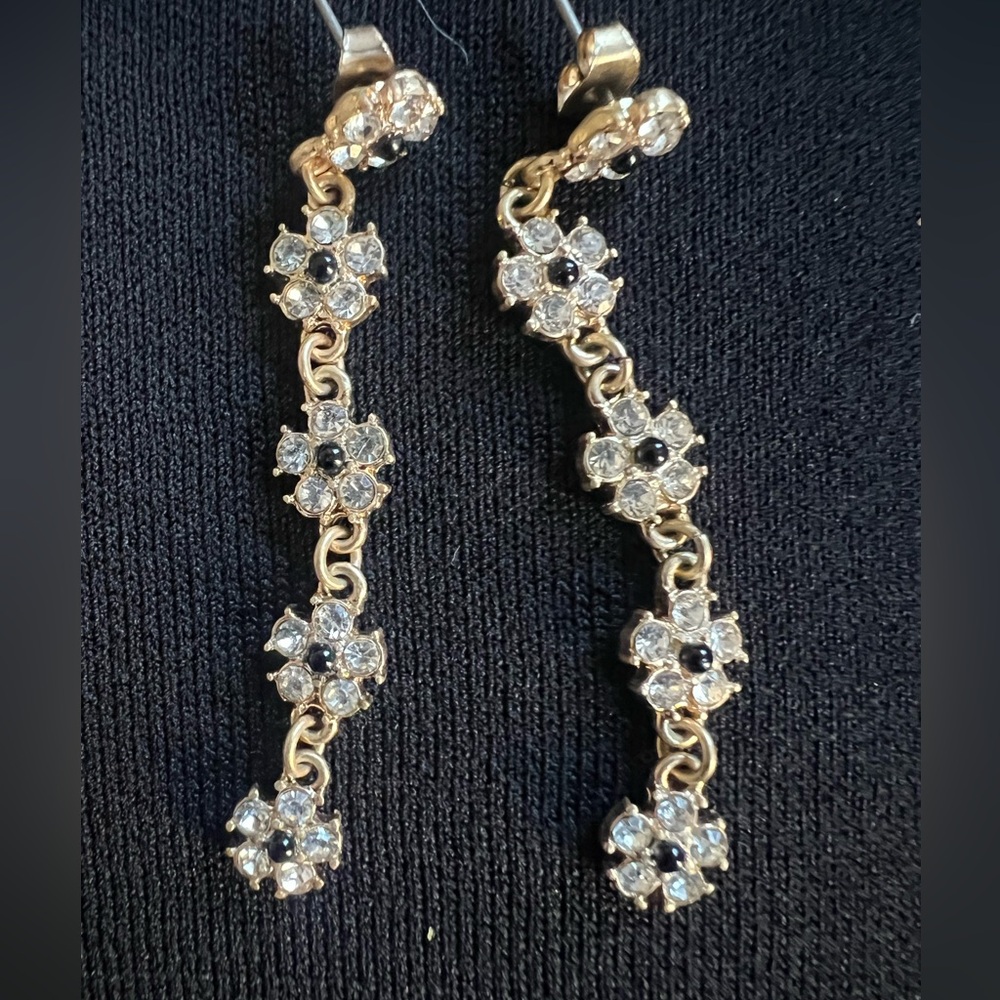 Free Peepple dainty dangle earrings